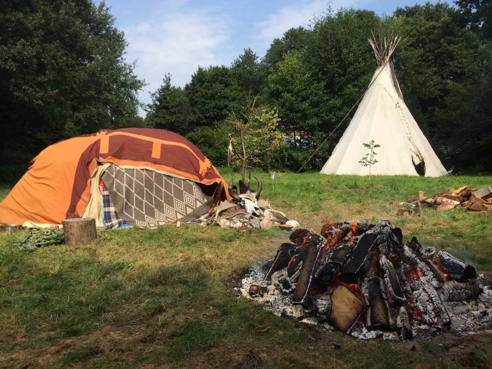 veld-van-verandering-met-tipi-en-zweethut